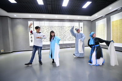 赣台(宜春)青年交流团到宜春学院体验中华传统文化[组图]